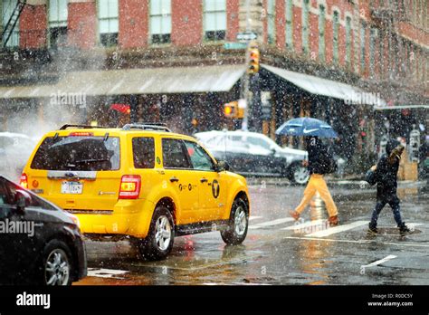 New York March 19 2015 Cars Taxi Cabs And People Rushing On Busy