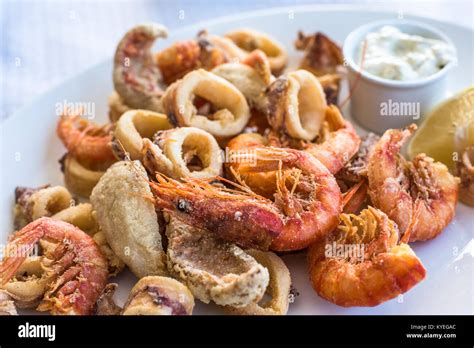 En friture mixte de poissons crevettes et calmars platter Photo Stock
