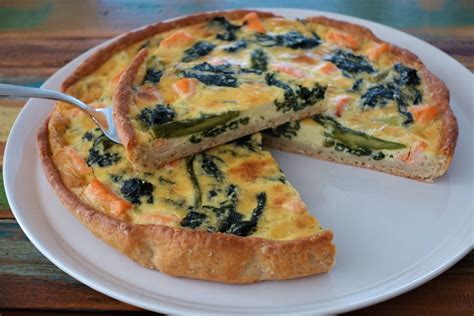 Wir liefern ihnen neben geschichtlichen hintergründen auch leckere rezepte für die osterfeiertage. Quiche „light" mit Lachs, Spargel & Spinat - linzersmileys in 2020 | Lebensmittel essen ...