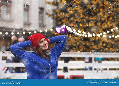 Urocza Kobieta Chodząca Na Targach Nowego Roku Podczas śniegu Obraz Stock Obraz złożonej z
