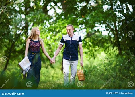 Dans Des Couples Damour Allant Sur Le Pique Nique Image Stock Image Du Amour Hommes 96211807