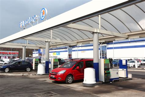 Les prix du pétrole ont regagné mardi une petite partie du terrain perdu au lendemain d'une lourde chute, le marché digérant l'effet combiné d'une hausse de l'offre de l'opep+ et de la crainte sur la demande que fait peser le variant delta du coronavirus. Prix Du Pétrole Chez Leclerc : Catalogue E Leclerc 03 01 ...