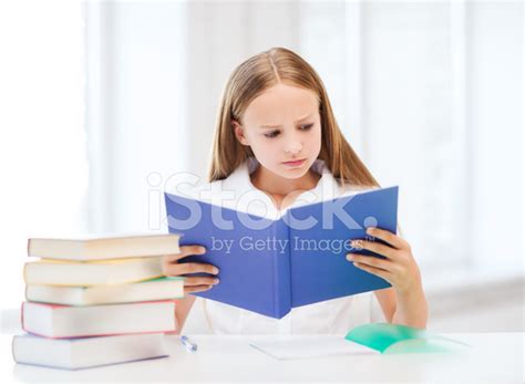 Okulda Kitap Okuyan Kız Ve Okuma Stok Fotoğraf Freeimages