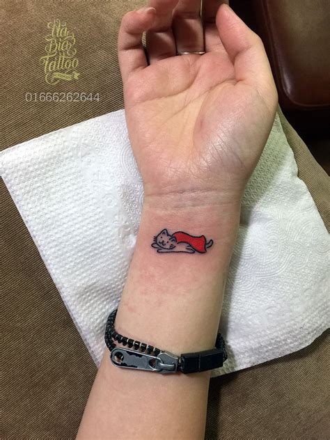 Bạn có thể xăm ở cổ tay, ngón tay, sau gáy hay thậm chí là trước. Sexy tattoo, Water color tattoo,cat tattoo, xăm màu nước ...