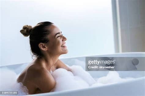 Femme Dans Son Bain Photos Et Images De Collection Getty Images