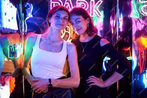 Image De Deux Belles Femmes Dans Un Parc D Attractions Dans Une Pièce éclairée Au Néon Concept