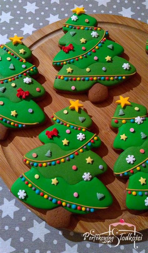 Start by covering your cookies with royal icing, then lightly spray them with color mist food color. Christmas Cookie Decorating Photos - How To Decorate ...