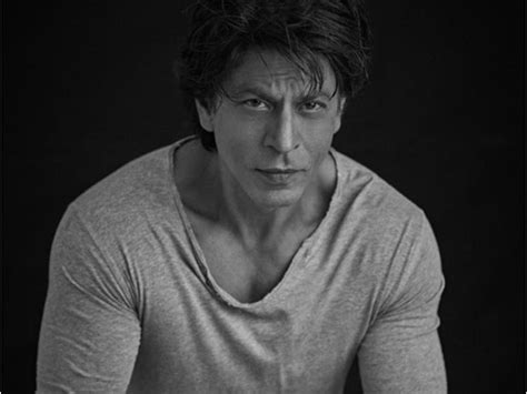 Shah Rukh Khan Looks A Timeless Classic In His Latest Picture Sets Internet Ablaze Trendradars