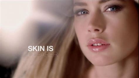 Loreal True Match Lumi Makeup Tv Commercial Featuring Doutzen Kroes