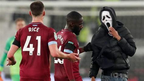 West Ham Give Lifetime Bans To Two Fans Who Invaded Pitch During Tottenham Defeat Bbc Sport