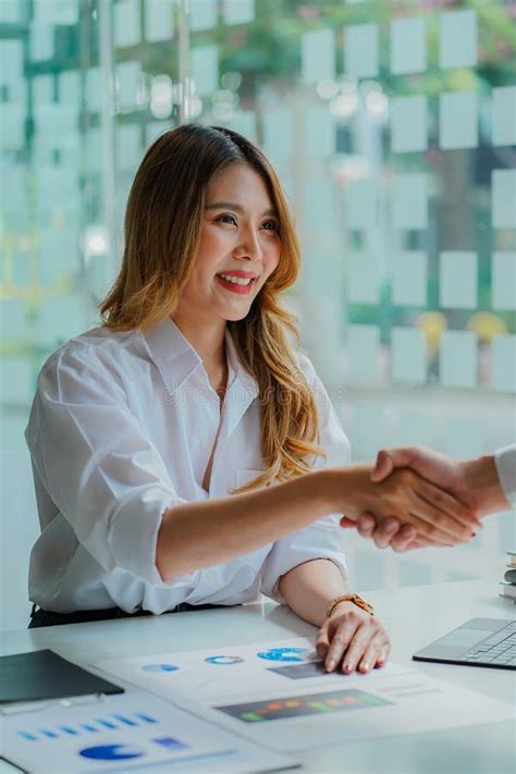 Asian Businesswoman Extending Her Hand To Shake Hands With Business