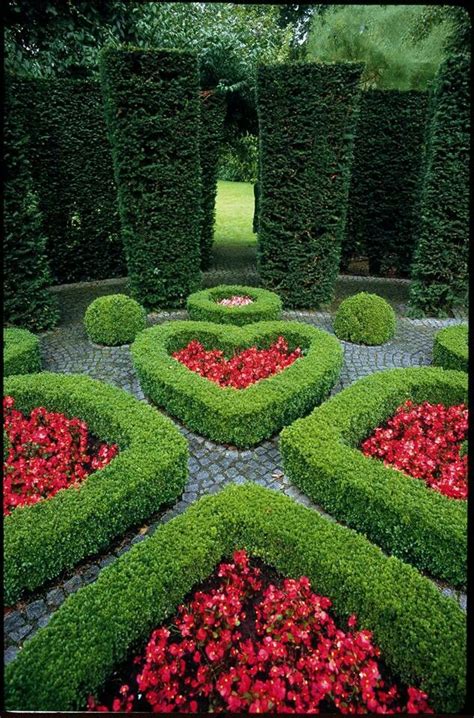 England Beautiful Gardens Topiary Garden Garden Design