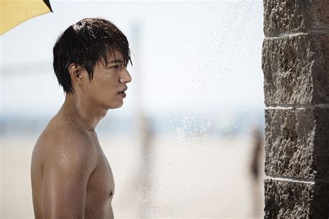 “heirs” Lee Min Ho At Home On The Beach With Friends Couch Kimchi Kang Min Hyuk Choi Jin
