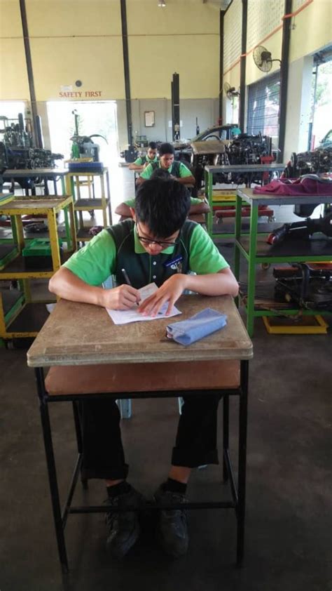 Accounting assistants record and report ticketing accounting situations to the accountant they work with, verify deposits and prepare daily reports and income. Motor Mechanics Department - Montfort Youth Centre Melaka