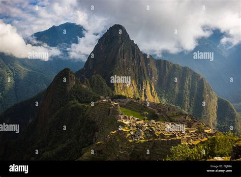 Machu Picchu Von Den Ersten Sonnenstrahlen Die Sich Aus Der Öffnung