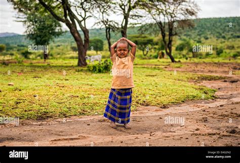 jeune fille africaine posant dans un village de la tribu masai photo stock alamy