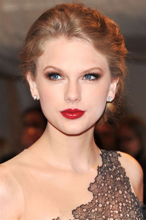 Taylor Swifts Best Beauty Looks Taylor Swift Elegant Updo And Met Gala
