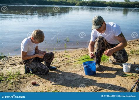 Padre E Hijo Pescando Juntos En El Lago Foto De Archivo Imagen De
