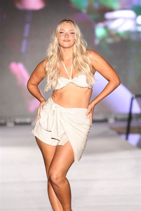 Camille Kostek Sexy Au Défilé Sports Illustrated Au Paraiso Miami Beach 27 Juillet 2022