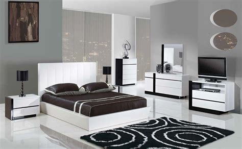 Trinity 5pcs Queen Size Modern Platform Bedroom Set