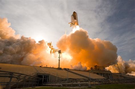 Launching Of White Space Shuttle · Free Stock Photo