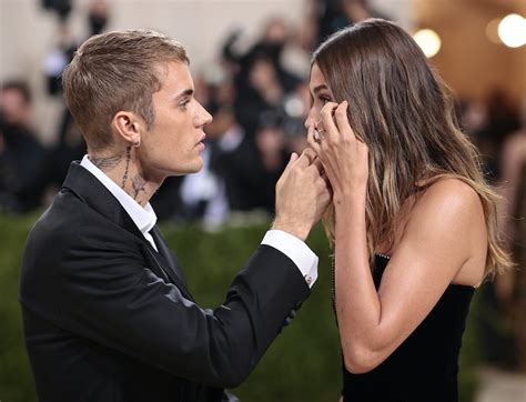Did Hailey Bieber Cry After A Met Gala Crowd Chanted Selena Gomezs Name