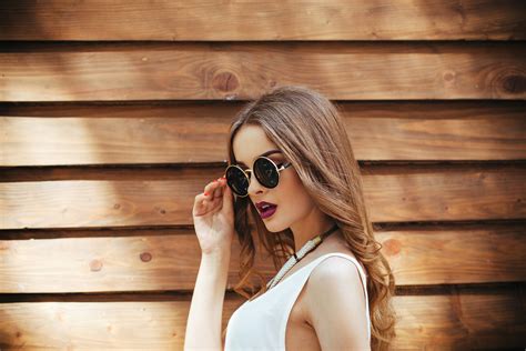 Gorgeous Girl Wearing Sunglasses Outdoors Wallpaper Hd Girls Wallpapers