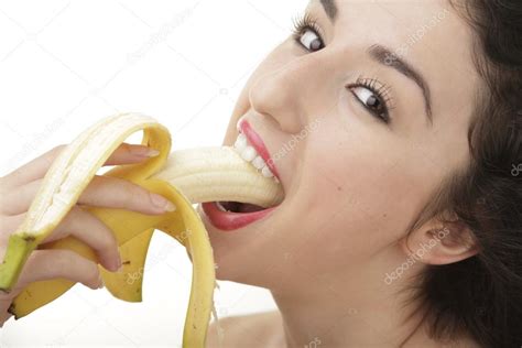 美丽性感的女人吃香蕉 — 图库照片©rvas＃56813291