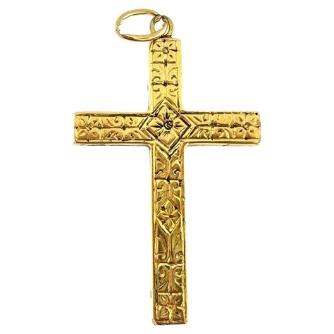 Vintage Italian Cross 18kt Yellow Gold Leaves Carved For Sale At 1stdibs