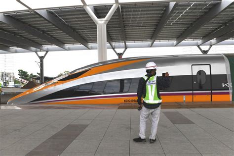 Kereta Cepat Jakarta Bandung Ditargetkan Beroperasi Juni 2023
