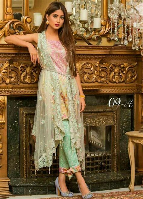 Pin By Huzeba On Pakistani Actress Pakistani Dress Design Pakistani