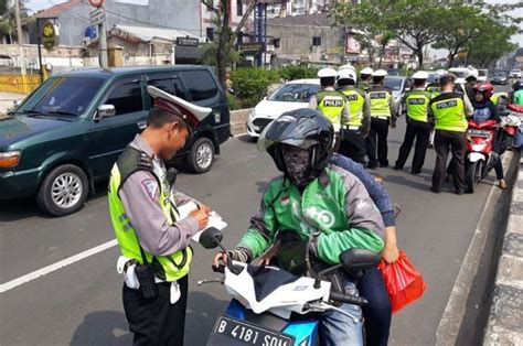 Alexandra djavi yang dikenal sebagai aktris dan model rusia dan berkarier di india, ditemukan meninggal dunia dalam kondisi gantung diri. Razia Polisi Besar-besaran Tiga Hari Lagi! Sandinya ...