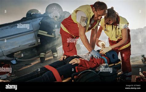 sur la scène d accident de la circulation automobile les ambulanciers paramédicaux sauvant la