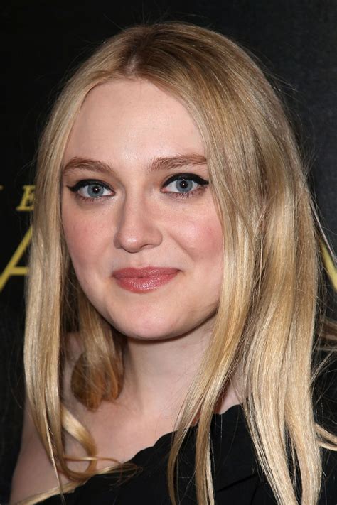 She landed her first commercial at 5 years old and earned a screen actors guild award for her work with sean. Dakota Fanning - TNT's "The Alienist" Premiere in New York ...