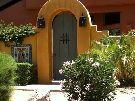 This spanish hacienda style home mixes the simplicity of a tuscan design with the elegance of a colonial spanish hacienda style. Hacienda is my style... what is yours?