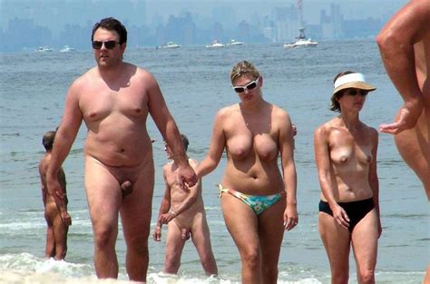 Couple à la plage Monsieur nu Madame topless 4plaisir