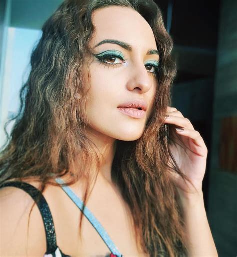 Sonakshi Sinha Gives An Epic Reply To An Online Troll Who Asked Her To