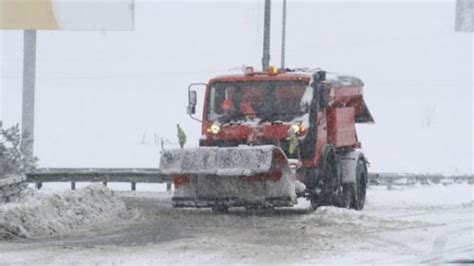Iarnă în Toată Regula în România Drumuri Acoperite De Zăpadă și