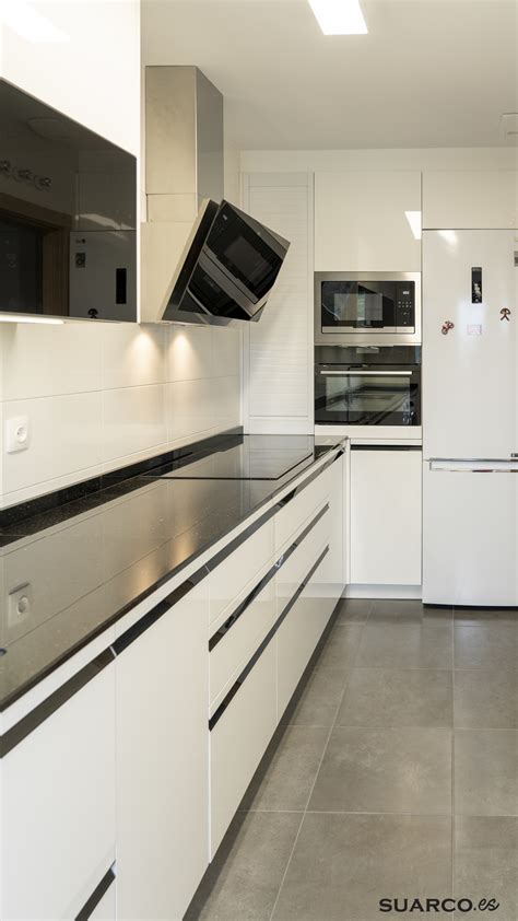 Las cocinas blancas son luminosas, ligeras, versátiles y jamás pasan de moda. Cocina pequeña blanca y negra con encimera de granito ...