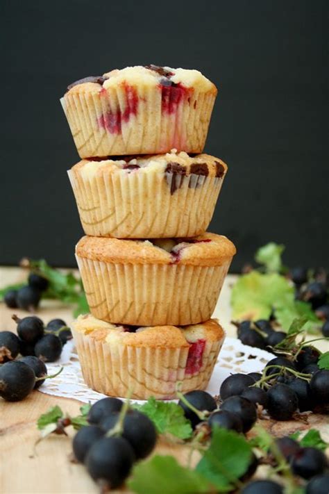 Weißer schokopudding mit jostabeeren und tonkabohne ; Rezept: Streuselkuchenmuffins mit Jostabeeren und ...