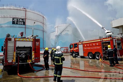 女子（背景聲）： 火燭了 男旁白： 火警時，若屋外很大煙，就留在屋內 如果逃生，要帶備三寶 熒幕蓋字：手提電話 男旁白： 手機，用來求救 熒幕蓋字：毛巾 男旁白： 毛巾，用來掩住口鼻，減少. 九澳油庫火警疏散演習 - 澳門力報官網