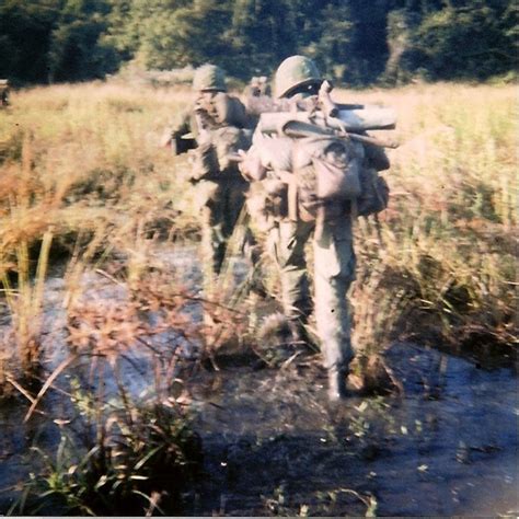 173rd Airborne Brigade Soldiers On Patrol Vietnamkrieg Vietnam