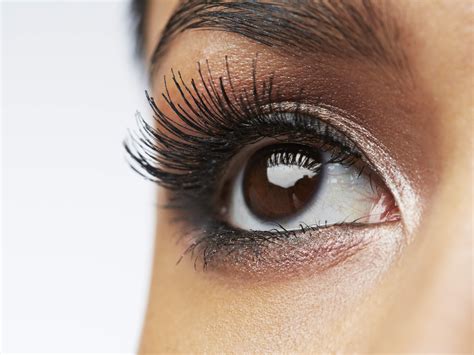 How to apply eyeliner with false eyelashes. How to Put on Fake Lashes - Health
