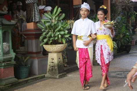 12 Pakaian Adat Bali Jenis Bentuk Keunikan Dan Gambar Lengkap