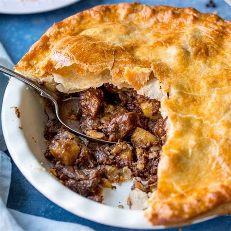 Rich And Tasty Slow Cooked Steak Pie Nickys Kitchen Sanctuary