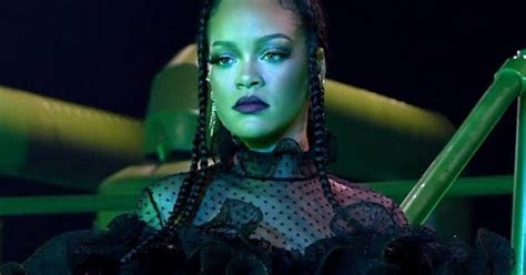 En Atrevida Lencería Negra De Encaje Rihanna Promociona La Nueva Línea