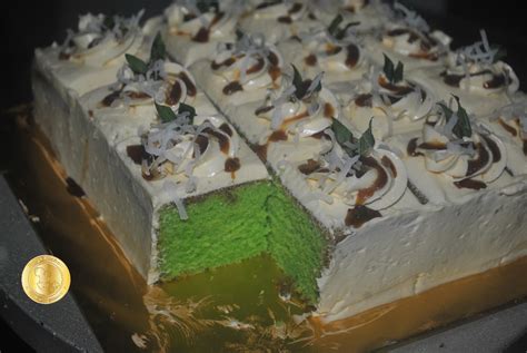 Pandan cake with gula melaka buttercream. PATYSKITCHEN: PANDAN GULA MELAKA SLICE CAKE