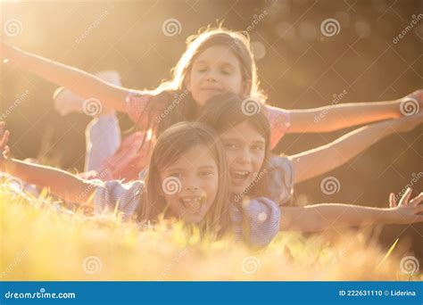 Retrato Das Crianças Três Meninas Sorrindo Deitadas Na Grama Olhando