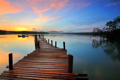 🥇 Imagen De Muelle De Madera Frente A Un Hermoso Lago Al Atardecer