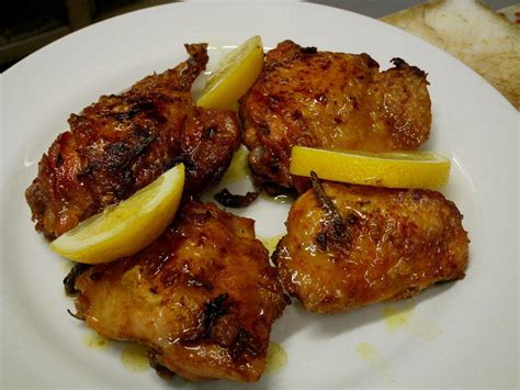 Pelar y cortar la cebolla en cuartos. Receta de contramuslos de pollo al horno al limón ...